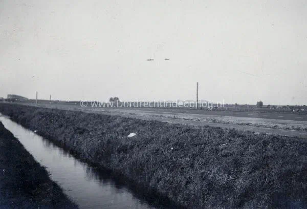 4. Een tweetal vliegtuigen bij de Moerdijkbruggen voor het uitbreken van de tweede wereldoorlog. image