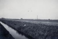 4. Een tweetal vliegtuigen bij de Moerdijkbruggen voor het uitbreken van de tweede wereldoorlog. thumbnail