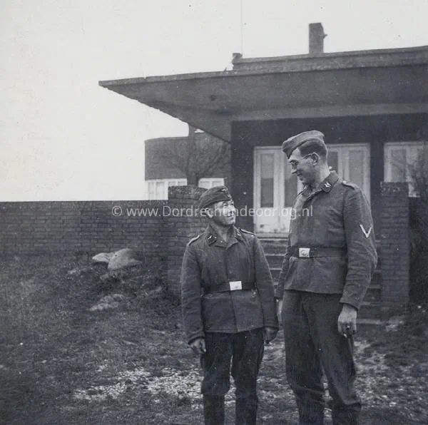 5. Duitse soldaten bij hotel Waterloo in Willemsdorp tijdens de tweede wereldoorlog. image