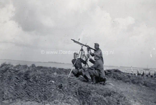 7. Duitse soldaten bij het veer van Willemsdorp tijdens de tweede wereldoorlog. image