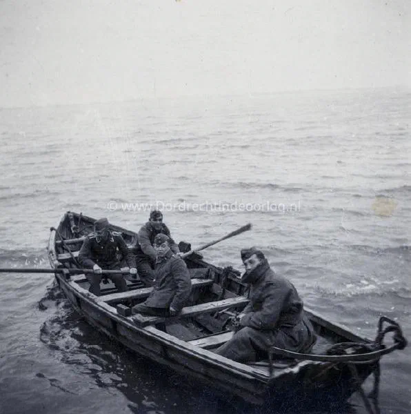 8. Duitse soldaten in een roeiboot tijdens de tweede wereldoorlog op het Hollandsche Diep. image