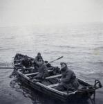 8. Duitse soldaten in een roeiboot tijdens de tweede wereldoorlog op het Hollandsche Diep. thumbnail