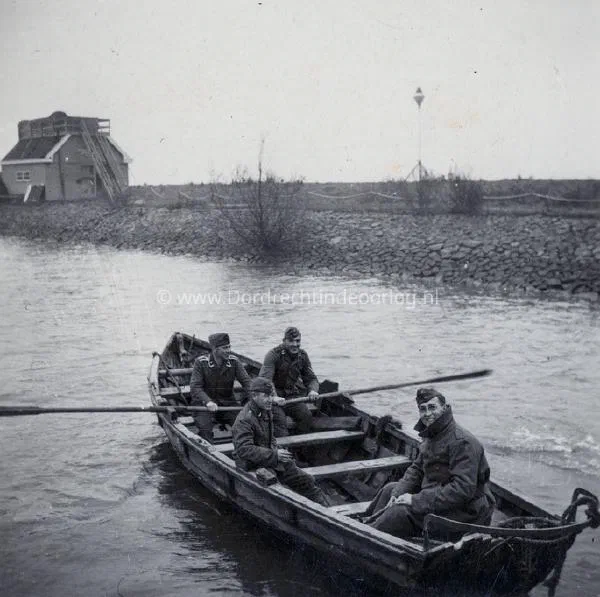 9. Duitse soldaten in een roeiboot tijdens de tweede wereldoorlog op het Hollandsche Diep. image