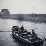 9. Duitse soldaten in een roeiboot tijdens de tweede wereldoorlog op het Hollandsche Diep. thumbnail