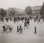 2.Een rennende menigte op het Raadhuisplein in Zwijndrecht tijdens de bevrijding. thumbnail
