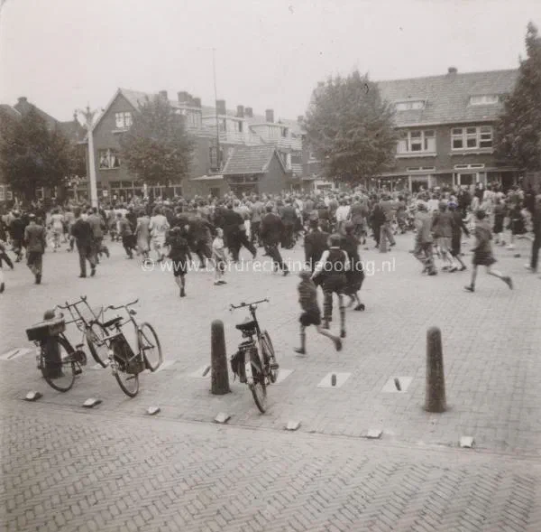 2.Een rennende menigte op het Raadhuisplein in Zwijndrecht tijdens de bevrijding. image