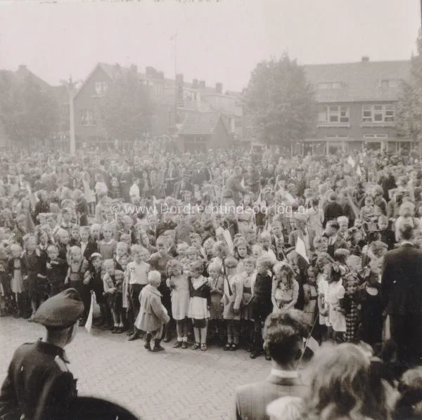 4.Feestvierende menigte op het Raadhuisplein in Zwijndrecht tijdens de bevrijding image