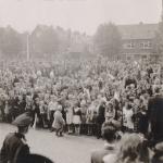4.Feestvierende menigte op het Raadhuisplein in Zwijndrecht tijdens de bevrijding thumbnail