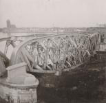 7.De opgeblazen spoorbrug van zwijndrecht na de bevrijding. thumbnail