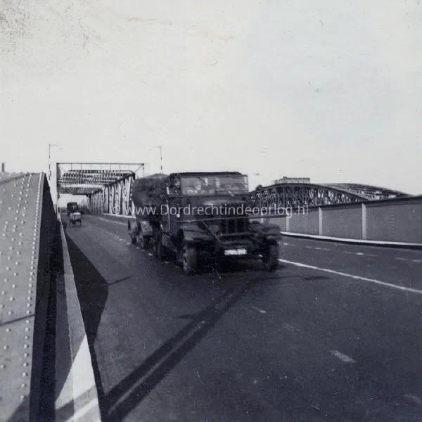 1. Een Duits voertuig rijdt over de verkeersbrug van Zwijndrecht tijdens de tweede wereldoorlog image