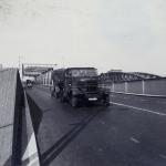 1. Een Duits voertuig rijdt over de verkeersbrug van Zwijndrecht tijdens de tweede wereldoorlog thumbnail