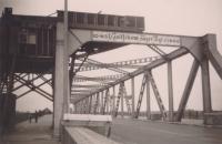 11. Beschildering van Fallschirmjäger Regiment 1 op de Zwijndrechtse brug. thumbnail