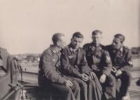 12. Duitse Luftwaffe soldaten op een FLAK stelling bovenop de Zwijndrechtse brug tijdens de Tweede Wereldoorlog thumbnail