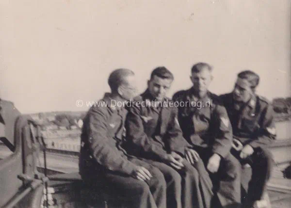 12. Duitse Luftwaffe soldaten op een FLAK stelling bovenop de Zwijndrechtse brug tijdens de Tweede Wereldoorlog image