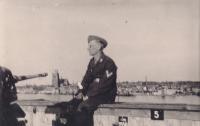 13. Duitse Luftwaffe militair op een FLAK bedding op één van de Zwijndrechtse bruggen tussen Zwijndrecht en Dordrecht thumbnail