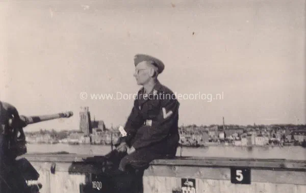 13. Duitse Luftwaffe militair op een FLAK bedding op één van de Zwijndrechtse bruggen tussen Zwijndrecht en Dordrecht image