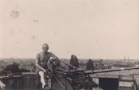 14. Duitse Luftwaffe militair op een FLAK bedding op één van de Zwijndrechtse bruggen tussen Zwijndrecht en Dordrecht thumbnail