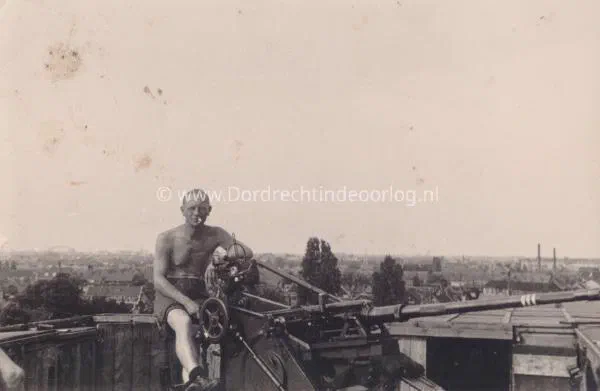 14. Duitse Luftwaffe militair op een FLAK bedding op één van de Zwijndrechtse bruggen tussen Zwijndrecht en Dordrecht image