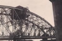 16. FLAK bedding op de spoorbrug tussen Dordrecht en Zwijndrecht in de Tweede Wereldoorlog thumbnail