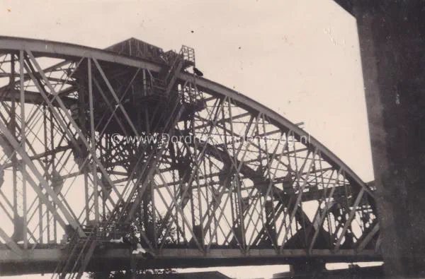 16. FLAK bedding op de spoorbrug tussen Dordrecht en Zwijndrecht in de Tweede Wereldoorlog image
