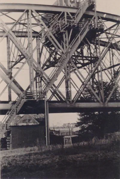 17. FLAK bedding op de spoorbrug tussen Dordrecht en Zwijndrecht in de Tweede Wereldoorlog image