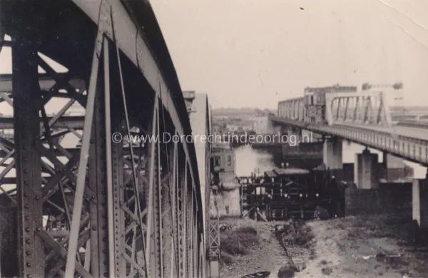 18. Fraaie opname van de beide bruggen over de Oude Maas tussen Dordrecht en Zwijndrecht image