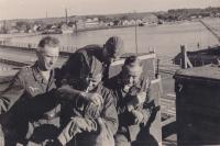19. Duitse Luftwaffe militairen op de FLAK bedding op de spoorbrug over de Oude Maas tussen Dordrecht en Zwijndrecht thumbnail