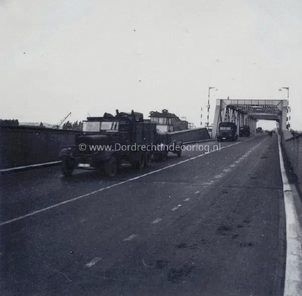 2. Een Duits voertuig rijdt over de verkeersbrug van Zwijndrecht tijdens de tweede wereldoorlog image
