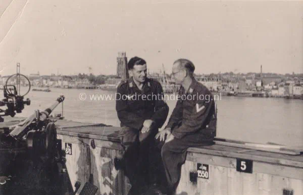 20. Duitse Luftwaffe militairen op de FLAK bedding op één van de bruggen over de Oude Maas tussen Dordrecht en Zwijndrecht image
