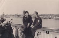 20. Duitse Luftwaffe militairen op de FLAK bedding op één van de bruggen over de Oude Maas tussen Dordrecht en Zwijndrecht thumbnail