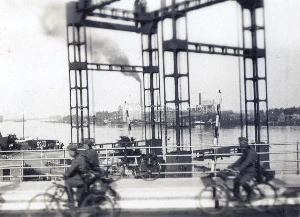 6. Duitse militairen op de verkeersbrug van Zwijndrecht tijdens de tweede wereldoorlog. image