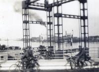 6. Duitse militairen op de verkeersbrug van Zwijndrecht tijdens de tweede wereldoorlog. thumbnail