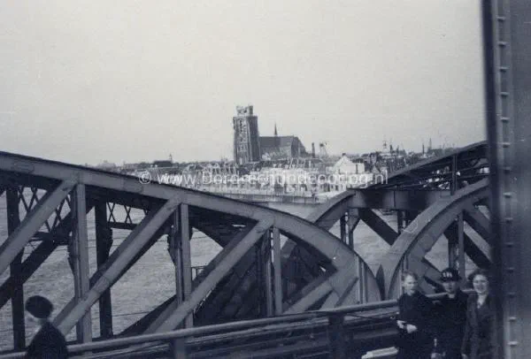 7. Op de Zwijndrechtse brug tijdens de tweede wereldoorlog. image