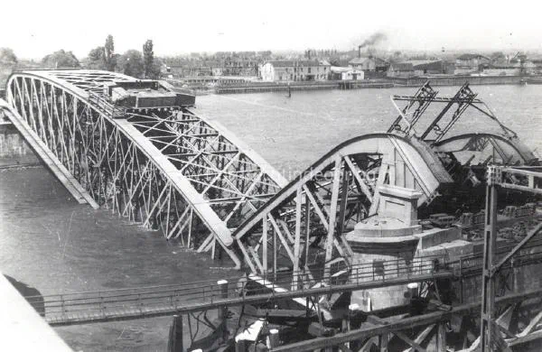 8. Opgeblazen spoorbrug van Zwijndrecht tijdens of kort na de tweede wereldoorlog. image