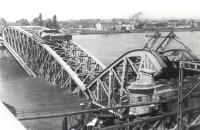 8. Opgeblazen spoorbrug van Zwijndrecht tijdens of kort na de tweede wereldoorlog. thumbnail