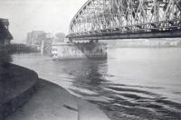 9. Nog een opname van de vernielde Zwijndrechtse brug tijdens de tweede wereldoorlog. thumbnail