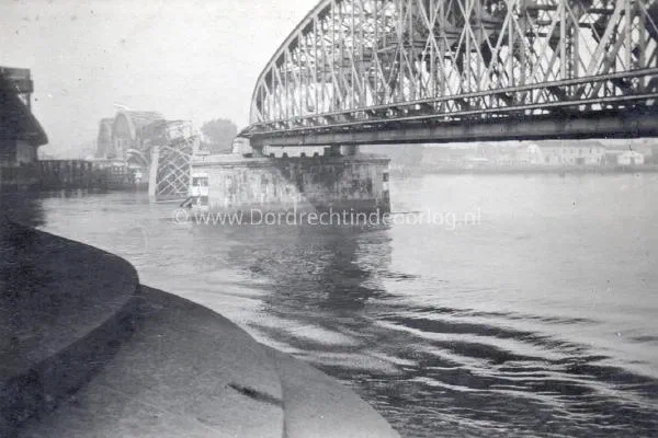 9. Nog een opname van de vernielde Zwijndrechtse brug tijdens de tweede wereldoorlog. image