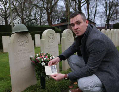 Foto van de auteur bij het graf van soldaat Bour