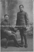 Dienstplichtig soldaat Johan Jacob Bour op jongere leeftijd op een studiofoto samen met een collega militair. Soldaat Bour staat rechts.