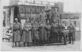 De foto is vermoedelijk in Zwijndrecht gemaakt. Soldaat Bour staat achter de eerste rij en is de eerste persoon van links met lange mantel.